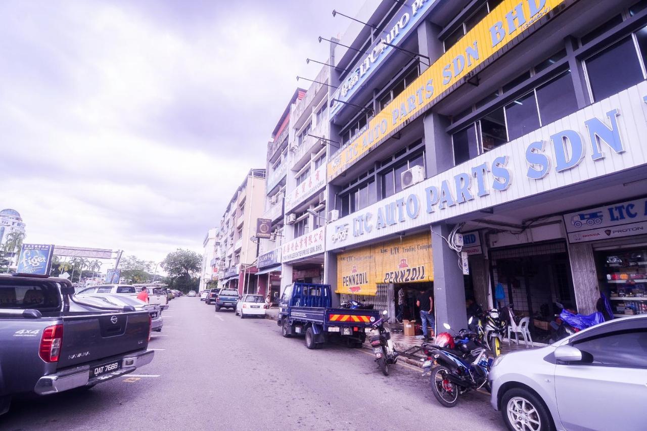 Super Oyo 89465 Golden Lounge Hotel Kuching Exterior foto