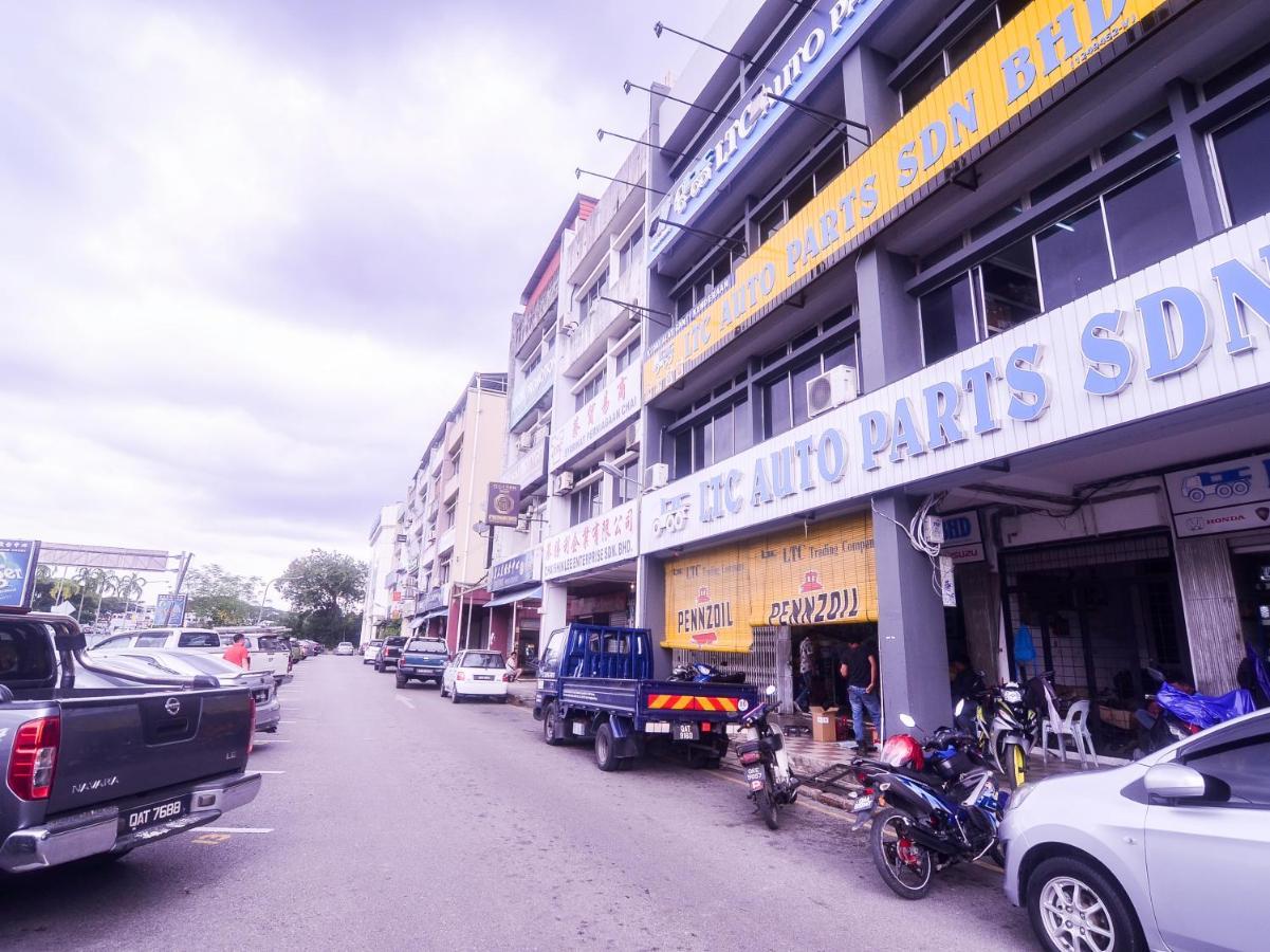 Super Oyo 89465 Golden Lounge Hotel Kuching Exterior foto